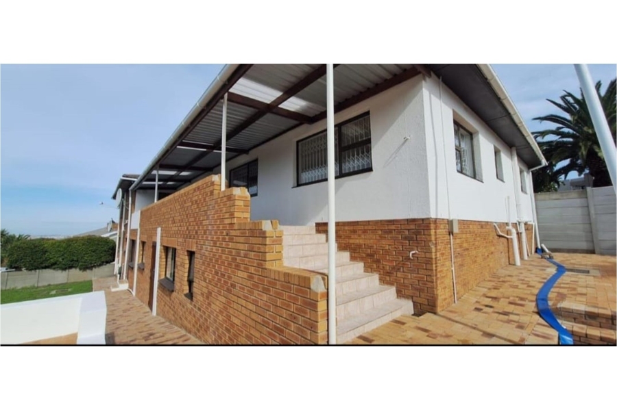 7 Bedroom Property for Sale in Loevenstein Western Cape